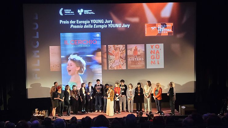 Die Euregio Young Jury bei der Preisvergabe im Jahr 2023 an den Film "Il cerchio"
