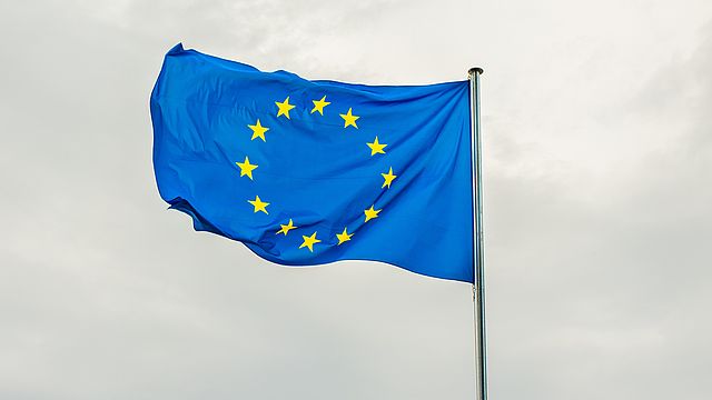 Wehende Fahne der Europäischen Union.