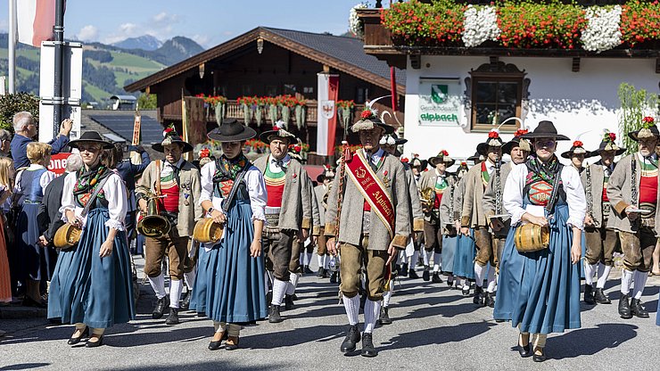 Land Tirol/Seldak Der traditionelle Landesübliche Empfang am Kirchplatz in Alpbach mit der Musikkapelle und den Schützen Alpbach sowie den Traditionsvereinen.