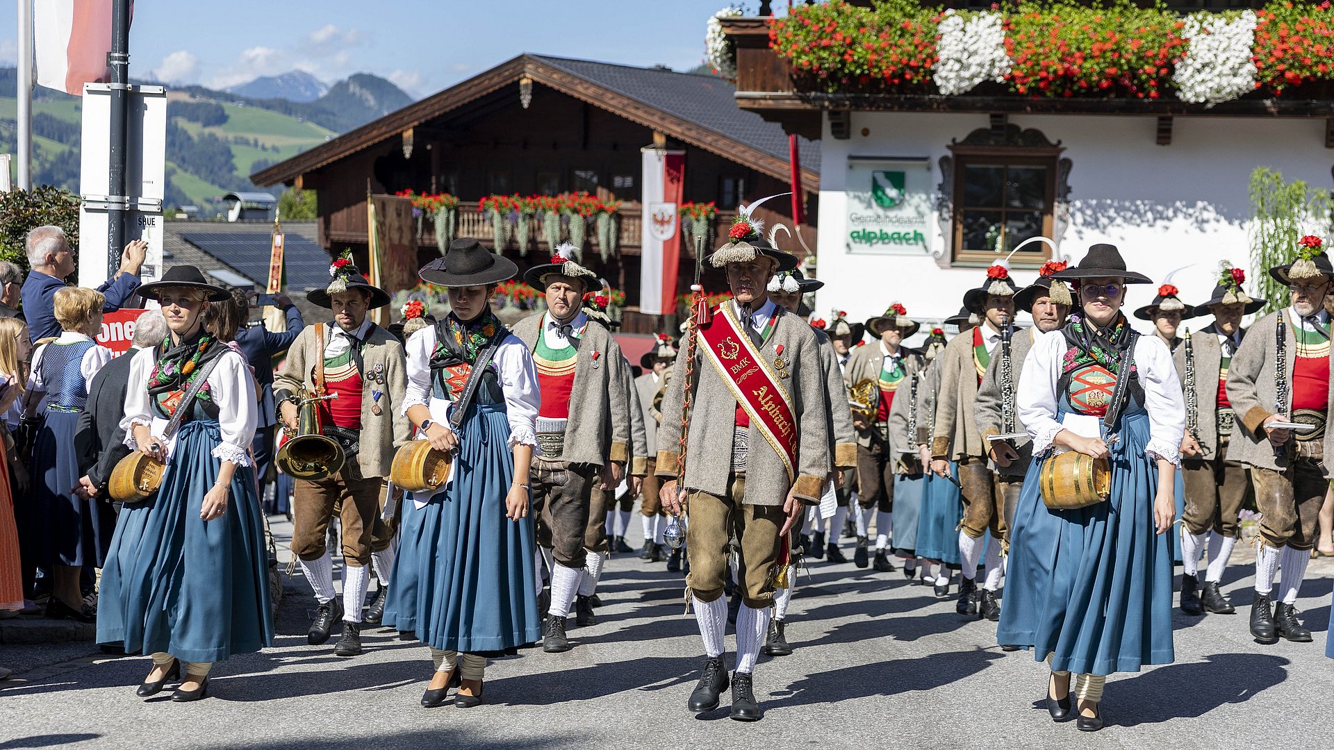 © Land Tirol/Seldak Der traditionelle Landesübliche Empfang am Kirchplatz in Alpbach mit der Musikkapelle und den Schützen Alpbach sowie den Traditionsvereinen.