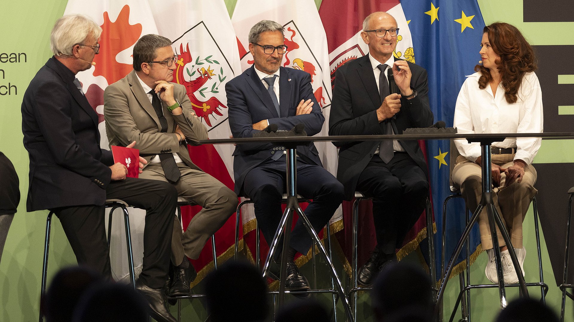 © Land Tirol/Sedlak Klares Bekenntnis zur Demokratie als beste Regierungsform für die Bevölkerung: (von links) Moderator Dénes Széchényi, Landeshauptleute Fugatti, Kompatscher und Mattle in Diskussion mit AdR-Präsidentin Kata Tüttő.
