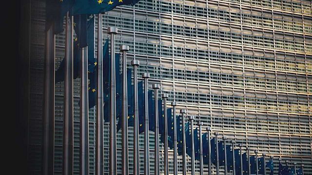 Bandiere sventolano fuori dal palazzo Berlaymont, sede della Commissione europea