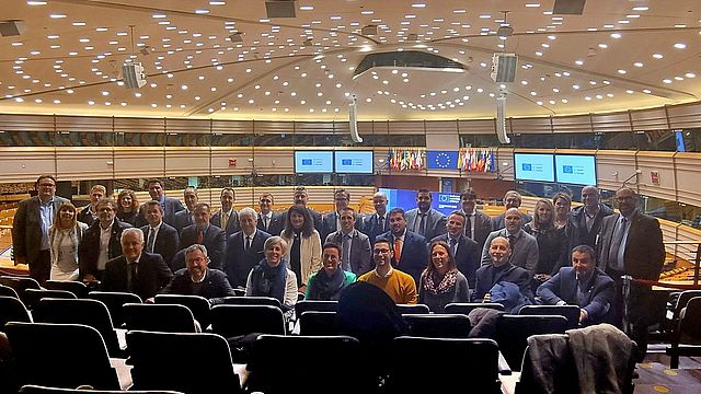 Foto di gruppo nell’emiciclo del Parlamento europeo