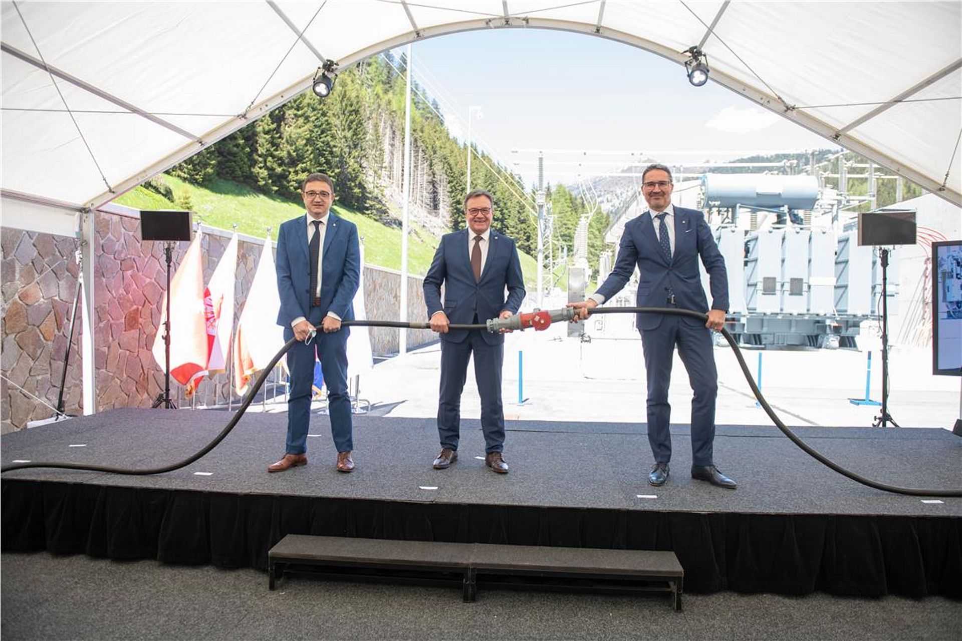 La simbolica interconnessione transfrontaliera il 1 giugno 2021 al Brennero.