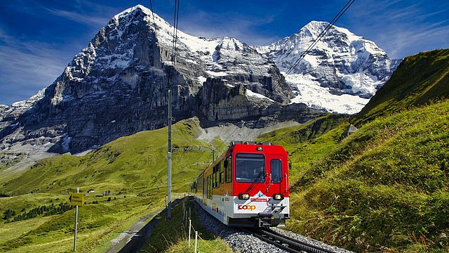 Ein Zug fährt durch die Alpen