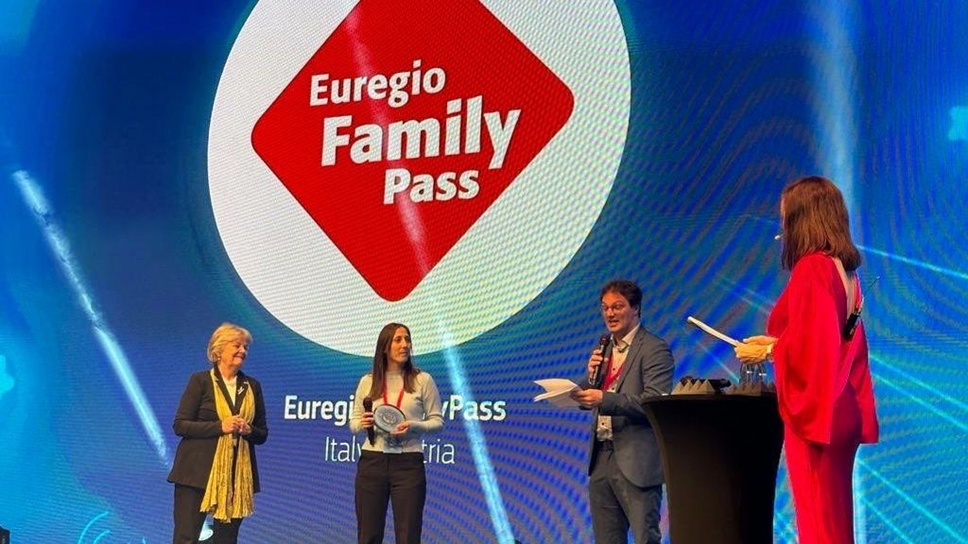 Projektkoordinatorin Silvia Ramoser (2.v.l.) hat heute den 1. Preis des Regiostars award 2023 für den EuregioFamilyPass entgegengenommen. An der Zeremonie hat auch Elisa Ferreira (1.v.l.), EU-Kommissarin für Regionalpolitik, teilgenommen.