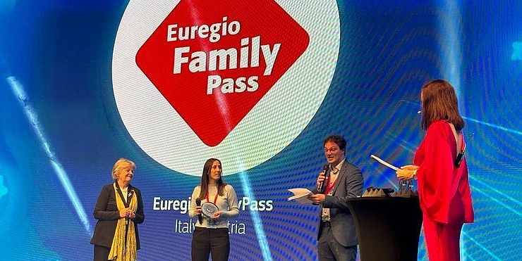 Projektkoordinatorin Silvia Ramoser (2.v.l.) hat heute den 1. Preis des Regiostars award 2023 für den EuregioFamilyPass entgegengenommen. An der Zeremonie hat auch Elisa Ferreira (1.v.l.), EU-Kommissarin für Regionalpolitik, teilgenommen.