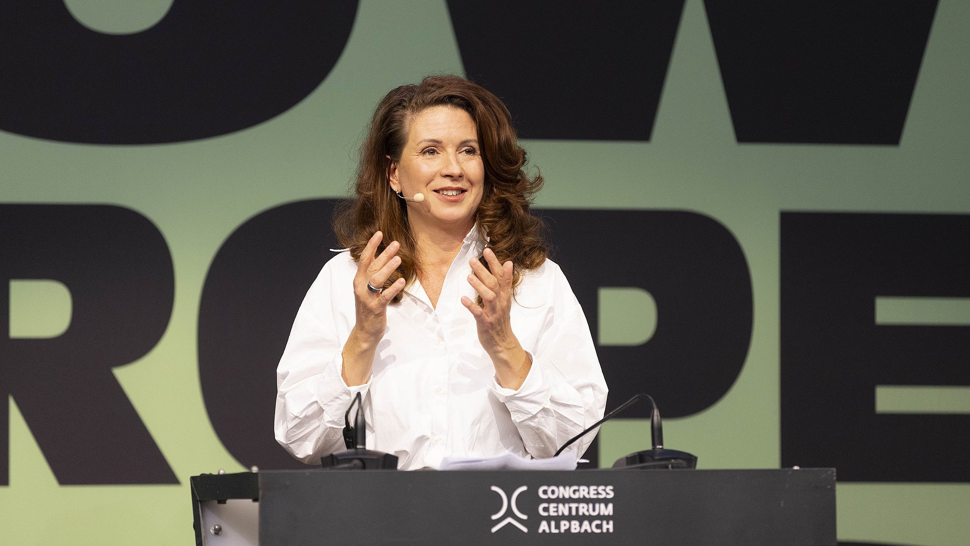 © Land Tirol/Sedlak AdR-Präsidentin Kata Tüttő, Keynote-Speakerin beim Tiroltag: "Europa braucht starke Regionen wie eure Euregio – nicht als Gegenpol, sondern als handlungsfähige Partner der Mitgliedsstaaten und EU-Institutionen.“