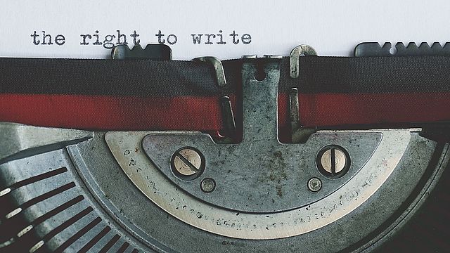 Una macchina da scrivere con una lettera.