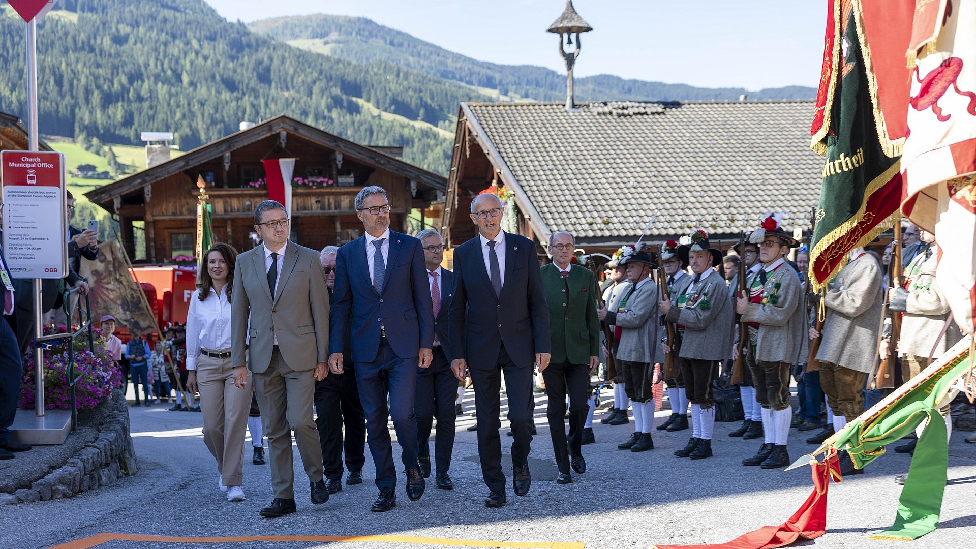 Die Eröffnung des European Forums Alpbach und der traditionelle Landesübliche Empfang am Kirchplatz in Alpbach mit (1. Reihe von links) den Landeshauptleuten Maurizio Fugatti (Trentino), Arno Kompatscher (Südtirol) und Anton Mattle (Tirol).