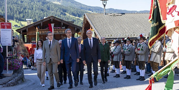 © Land Tirol/Sedlak Die Eröffnung des European Forums Alpbach und der traditionelle Landesübliche Empfang am Kirchplatz in Alpbach mit (1. Reihe von links) den Landeshauptleuten Maurizio Fugatti (Trentino), Arno Kompatscher (Südtirol) und Anton Mattle (Tirol).