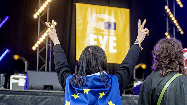 Teilnehmerin des Europäischen Jugendevents mit EU-Flagge.