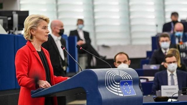 La presidente della Commissione europea si rivolge al Parlamento europeo.