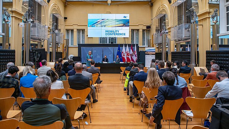 Die Schiene als Rückgrat nachhaltiger Mobilität sowie neue Formen der Mobilität standen bei der 6. EUSALP-Mobilitätskonferenz am 15. Mai in Bozen im Zentrum des Interesses
