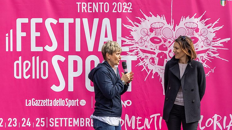 Euregio-Generalsekretärin Marilena Defrancesco interviewt die Trentiner Landesrätin Segnana zum EuregioSprintChampion 