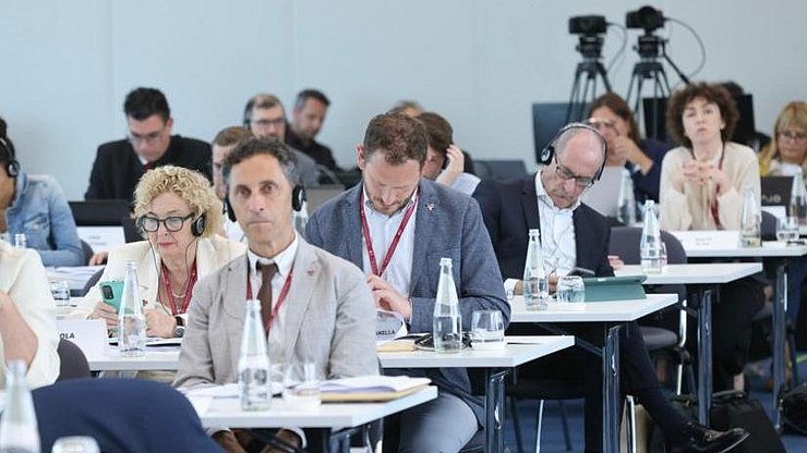 Euregio-Generalsekretärin Elisa Bertò (drittletzte Reihe ganz rechts) und Tirols Euregio-Vertreter Matthias Fink (drittletzte Reihe ganz rechts) beim Dreier-Landtag in Riva del Garda