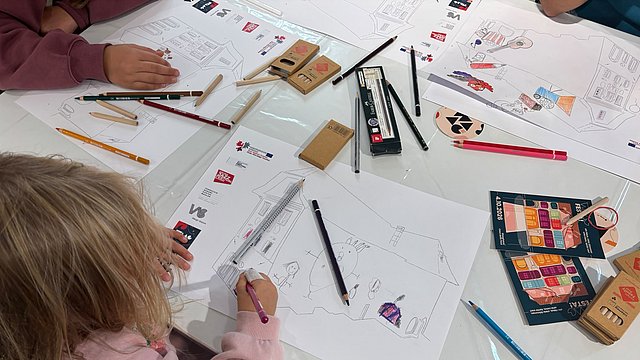 © Euregio Workshop dell'Euregio per famiglie: insieme alla fumettista Valentina Stecchi, i partecipanti hanno disegnato, creato e dato libero sfogo alla fantasia.