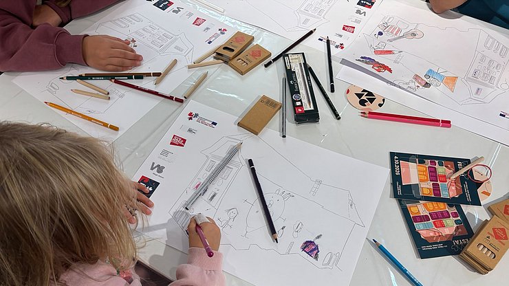© Euregio Workshop dell'Euregio per famiglie: insieme alla fumettista Valentina Stecchi, i partecipanti hanno disegnato, creato e dato libero sfogo alla fantasia.