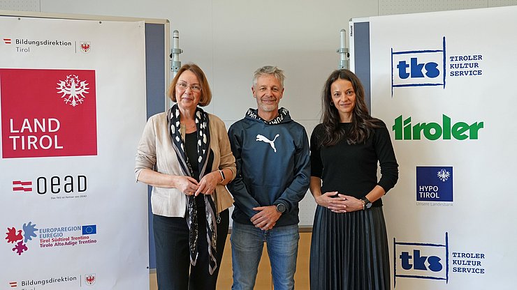 Personen stehen nebeneinander