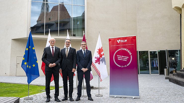 Der Euregio-Vorstand: (v. l.) Anton Mattle (Landeshauptmann Tirol), Arno Kompatscher (Euregio-Präsident und Landeshauptmann Südtirol), Maurizio Fugatti (Landeshauptmann Trentino) 