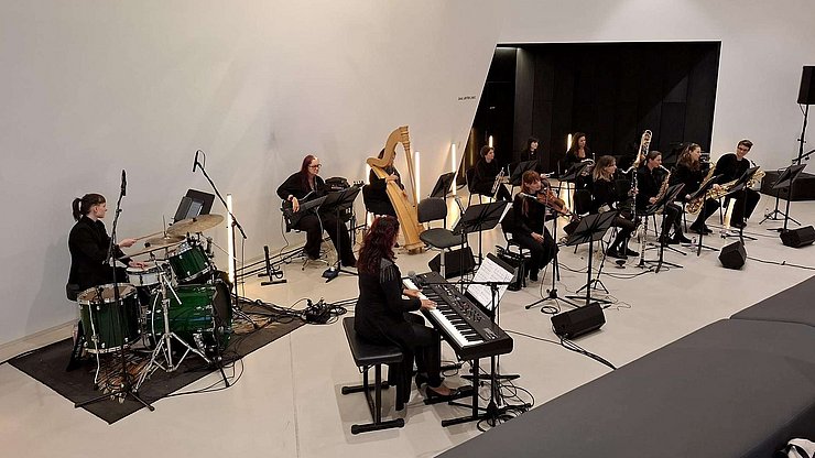Das Frauen Jazz Orchester (FJO) ist das einzige größere rein weibliche Jazz-Ensemble in Österreich und Europa.