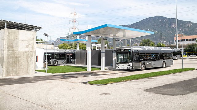 © ASP/Armin Huber Le Regioni e Province Tirolo, Alto Adige, Trentino e Veneto, le Camere di commercio e industria e i vari gestori di infrastrutture autostradali lungo l'intero corridoio e i centri di competenza sull'idrogeno della Baviera e di Bolzano hanno istituito il gruppo informale“H2 Corridor Brenner/o”.