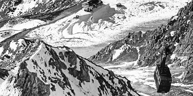© Fotograf: Unbekannt; Sammlung Klebelsberg, Institut für Geologie, Universität Innsbruck – TAP Blick auf die Hafelekarbahn und hinunter auf die Seegrube oberhalb Innsbrucks, um 1930.