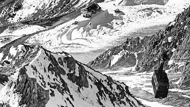 © Fotografo: Sconosciuto; Collezione Klebelsberg, Istituto di Geologia, Università di Innsbruck – TAP Vista sulla funivia dell'Hafelekar e, più in basso, sulla Seegrube, sopra Innsbruck, intorno al 1930.