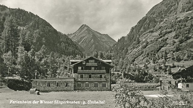 © Fotograf: Franz Schneeberger / Verlag Franz Knollmüller; Sammlung Stadtgemeinde Lienz, Archiv Museum Schloss Bruck – TAP Feriendomizil – später Hotel und Pension – der Wiener Sängerknaben in Hinterbichl/Prägraten am Großvenediger, 1932