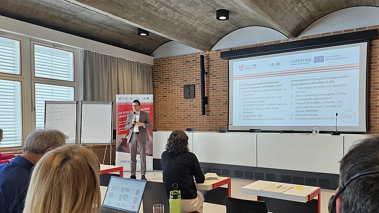 Am 20. März 2025 fand in Brixen die erste Schulung im Rahmen des INTERREG-Projekts Fit4Co CBO statt (im Bild Interreg-Expert Stefan Graziadei). 