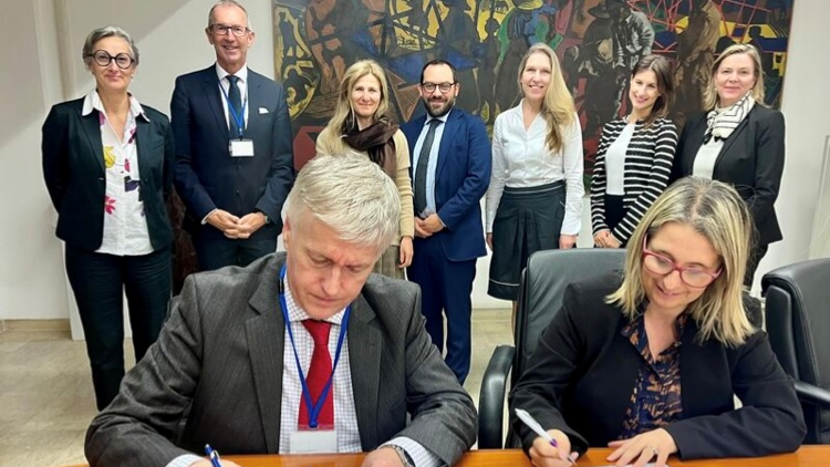 Die Gemischte Expertenkommission Italien-Österreich im Ministerium für Universität und Forschung hat in Rom daran gearbeitet, dass bald auch österreichische Fachhochschulabschlüsse in Italien anerkannt werden. Im Bild, hintere Reihe: Rolanda Tschugguel (Direktorin der Abteilung Bildungsförderung), Andreas Altmann (Universität Innsbruck), Cristina Pellini (Studienberaterin in der Abteilung Bildungsförderung), Luca Lantero (CIMEA), Ingrid Wadsack-Köchl und Hannah Pesek (Bundesministerium für Wissenschaft, Forschung und Wirtschaft) und Andrea Maddaluno (Universität Innsbruck); vorne: Karl Prummer (Leiter der Abteilung für Südtirol und Südeuropa im österreichischen Außenministerium,) und Lavinia Monti (Mitarbeiterin des italienischen Außenministeriums).