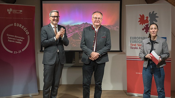 Le congratulazioni a Hans Bergmann (al centro), fotografo della foto di copertina del calendario, sono arrivate dal presidente dell'Euregio e della Provincia autonoma di Bolzano Arno Kompatscher (a sinistra) e dalla responsabile del progetto Silvia Ramoser (a destra).