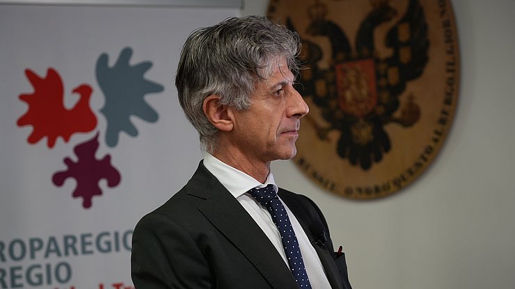 © Euregio/Armin Gluderer Francesco Palermo (Universität Verona und Eurac Research): Europäische Verbünde Territorialer Zusammenarbeit wirken wie 'Rauchmelder' juridischer Hindernisse für grenzübergreifende Zusammenarbeit.