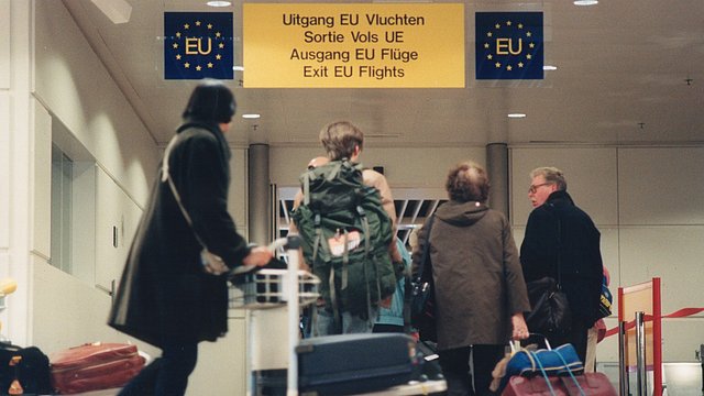 Europäische Reisende auf dem Flughafen bei der Ausreise für EU-Flüge