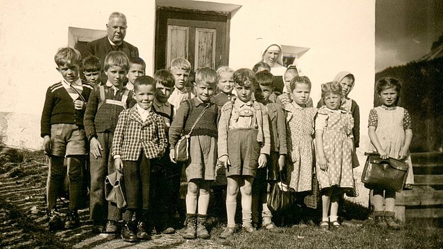 Hochwürden Johann Terleth, der von 1926 bis 1962 als Pfarrer in Villnöß wirkte mit seiner Schülerschar. 