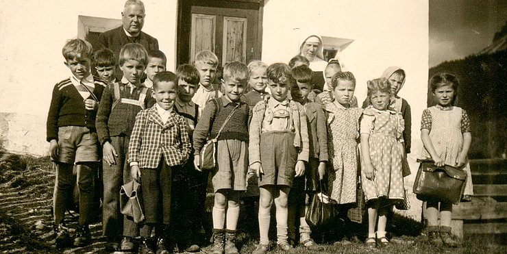 Hochwürden Johann Terleth, der von 1926 bis 1962 als Pfarrer in Villnöß wirkte mit seiner Schülerschar. 