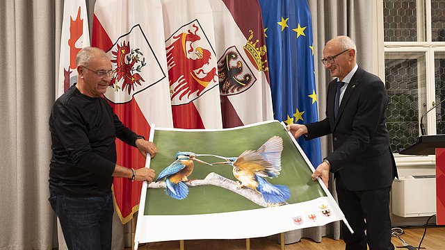 Presentazione della foto di copertina: (da sinistra) il fotografo Fernando Tait e il presidente dell’Euregio e del Tirolo Anton Mattle.