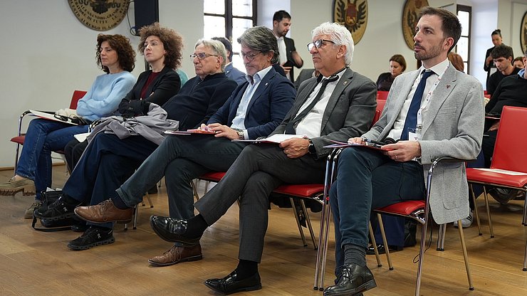 © Euregio/Armin Gluderer Unter anderem nahmen aus dem Trentino (von rechts) Landesrat Simone Marchiori, Landtagspräsident Claudio Soini, der Landtagsabgeordnete Andrea de Bertolini, der Senator a.D. Giorgio Postal, Euregio-Vertreterin Elisa Bertò und die Landtagsabgeordnete Vanessa Masé teil.