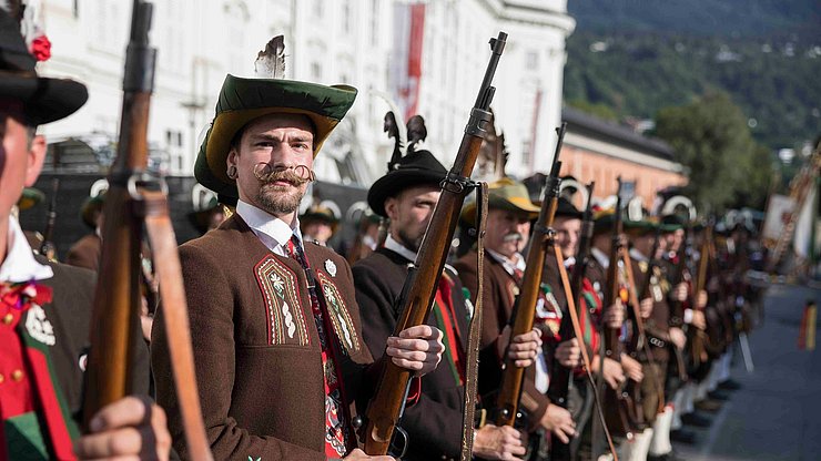 Le compagnie di Schützen di Längenfeld e di San Martino in Passiria e la banda musicale di Fisshanno accolto gli ospiti d'onore ai festeggiamenti davanti alla Hofburg di Innsbruck.