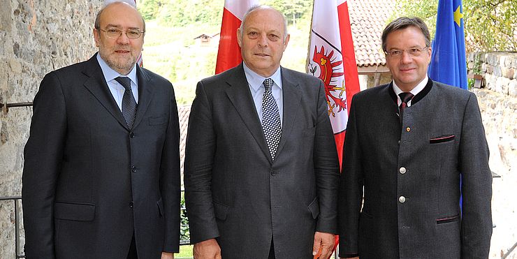 Gli allora presidenti dell’Euregio Tirolo-Alto Adige-Trentino (da sinistra: Lorenzo Dellai, Luis Durnwalder, Günther Platter) a Castel Tirolo.