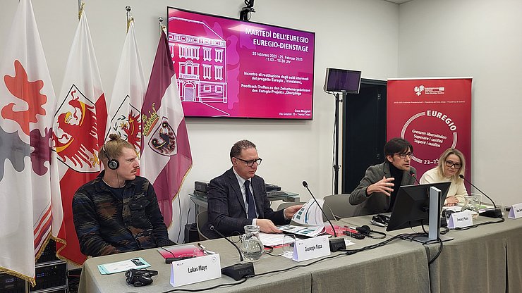 Das Euregio-Projekt "Übergänge" wart Thema beim dritten Termin in der dritten Saison der Euregio-Dienstage des Euregio-Büros in der Casa Moggioli in Trient: v.l. Lukas Mayr, Giuseppe Rizza, Francesco Pisanu und Alexa Seebacher