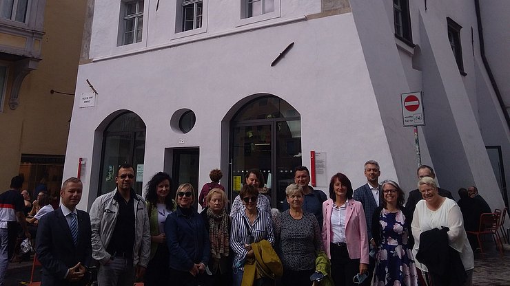 Gruppenbild mit Delegation aus der EuroRegion Neisse-Bober-Spree am 7.10.2021 am Waaghaus in Bozen.