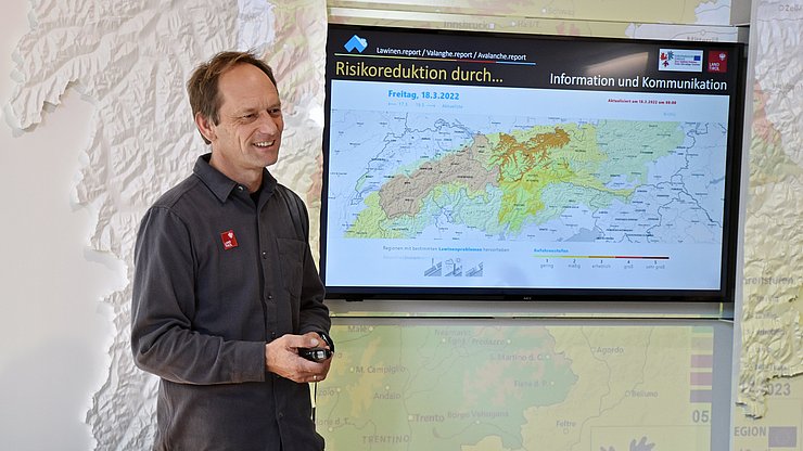 Unter der Leitung von Patrick Nairz, Leiter des Lawinenwarndienstes des Landes Tirol, wurden die teilnehmenden SchülerInnen umfassend über das Thema Lawinen und ihre Gefahren informiert.