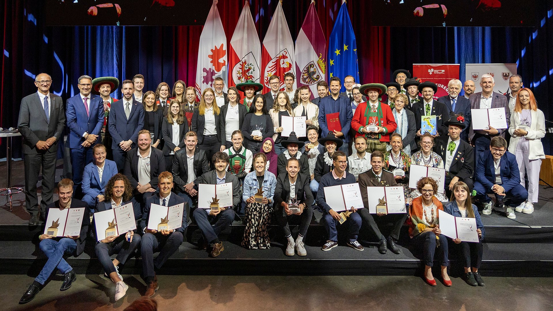 © Land Tirol/Die Fotografen Foto di gruppo con tutti i premiati e gli ospiti d'onore: undici giovani e sette progetti hanno ricevuto oggi il premio "Prestazione d'Eccellenza - il volontariato giovanile" da parte del Tirolo, dell'Alto Adige e del Trentino.