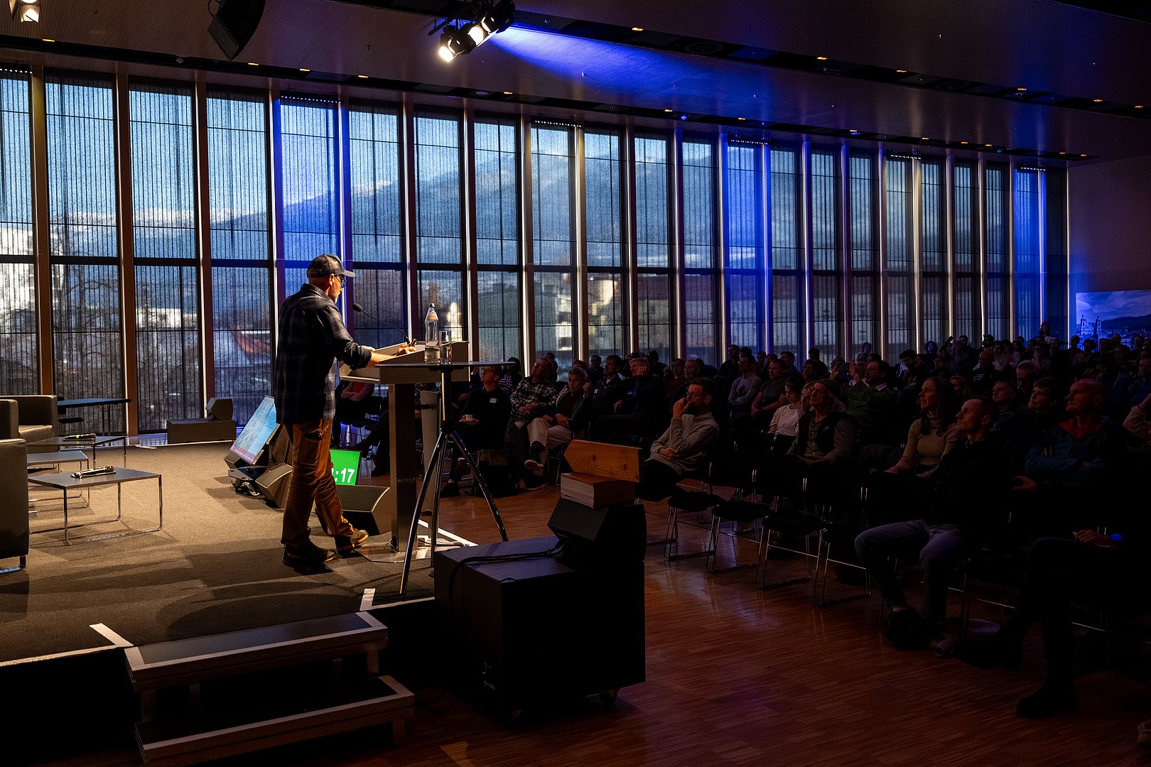 Walter Würtl präsentiert Inhalte aus dem DIGIWAY-Projekt vor einem großen Publikum