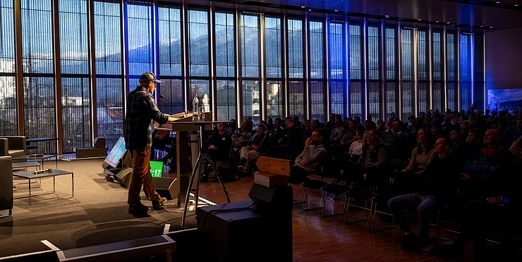 Walter Würtl präsentiert Inhalte aus dem DIGIWAY-Projekt vor einem großen Publikum