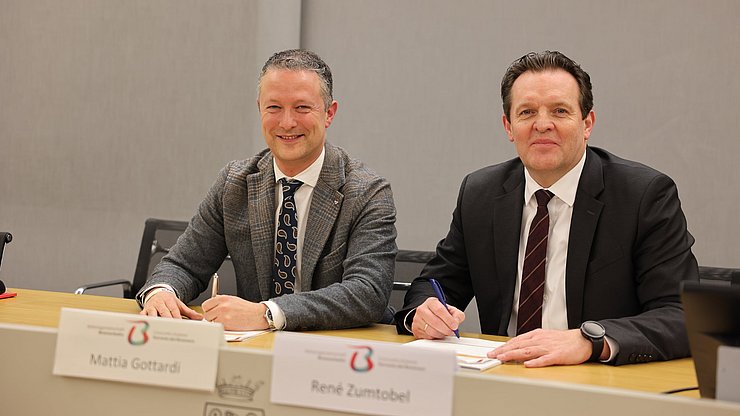 Unterzeichnung des neuen iMONITRAF-Abkommens! In Trient mit den Landesräten Mattia Gottardi (Trentino, links), René Zumtobel (Tirol, rechts) und Daniel Alfreider (nicht im Bild) 