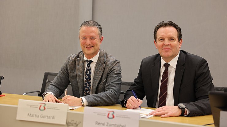 Unterzeichnung des neuen iMONITRAF-Abkommens! In Trient mit den Landesräten Mattia Gottardi (Trentino, links), René Zumtobel (Tirol, rechts) und Daniel Alfreider (nicht im Bild) 