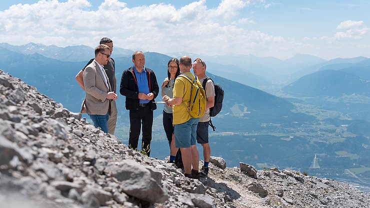 Die beiden Tiroler Landeshauptmannstellverteter Philip Wohlgemuth und Josef Geisler machen sich im alpinen Gelände ein Bild von dem Projekt Digiway.