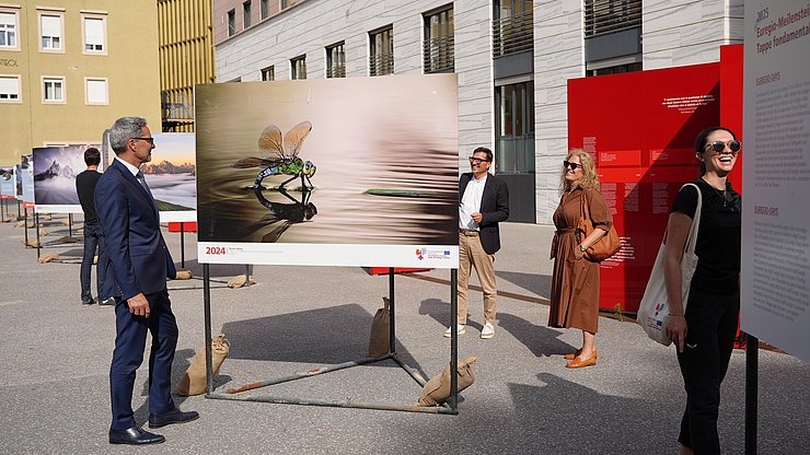 © Euregio/Armin Gluderer La mostra ha fatto tappa, e continua a farlo, nei comuni di provenienza dei fotografi che hanno realizzato le immagini di copertina del calendario Euregio negli ultimi 10 anni, nonché nelle tre capitali Innsbruck, Bolzano e Trento